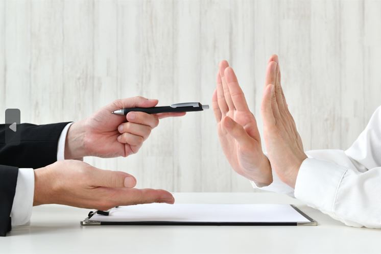 Manos rechazando soborno Manos rechazando soborno